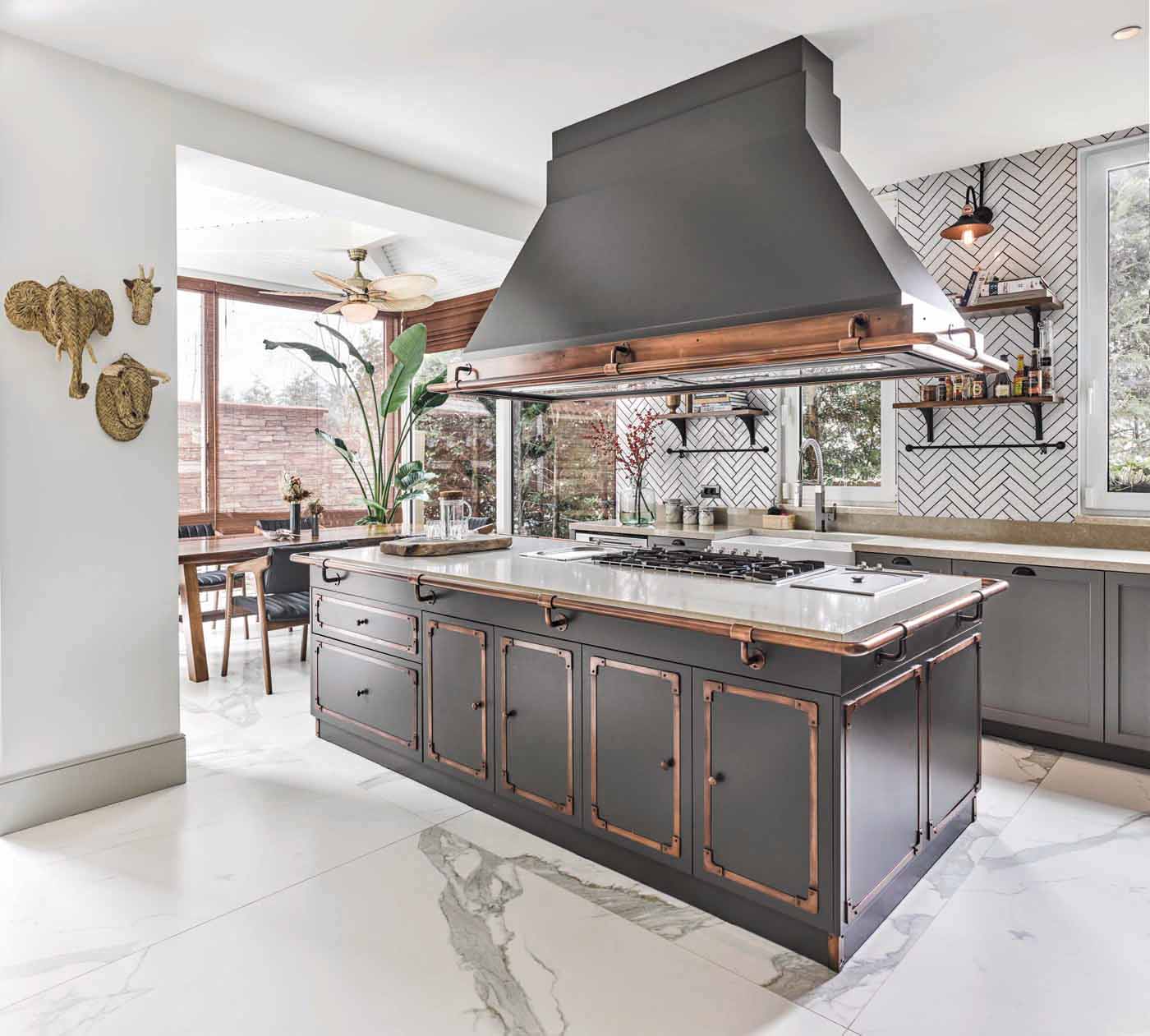 Dunkle Insel Küche mit heller Arbeitsplatte | Neolith - Rosskopf & Partner